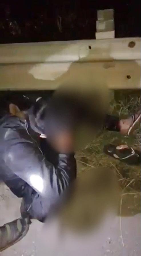 Sởn da gà nhìn nam thanh niên ngồi liếm chân dính máu giữa đêm khuya sau tai nạn giao thông-3