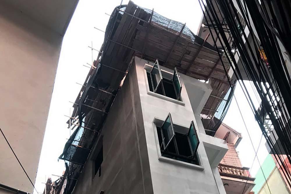 Rơi từ giàn giáo tầng 5 ở Hà Nội, nam thợ xây tử vong-1