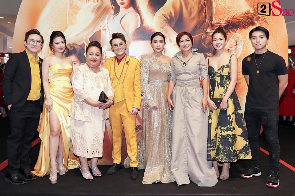 Quang Trung một mình một kiểu diện trang phục cao bồi đi ra mắt phim về pháp sư-1