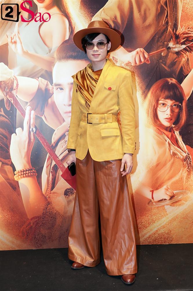 Quang Trung một mình một kiểu diện trang phục cao bồi đi ra mắt phim về pháp sư-2