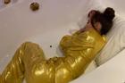 Ninh Dương Lan Ngọc ngủ trong bồn tắm sau 17 tiếng quay MV