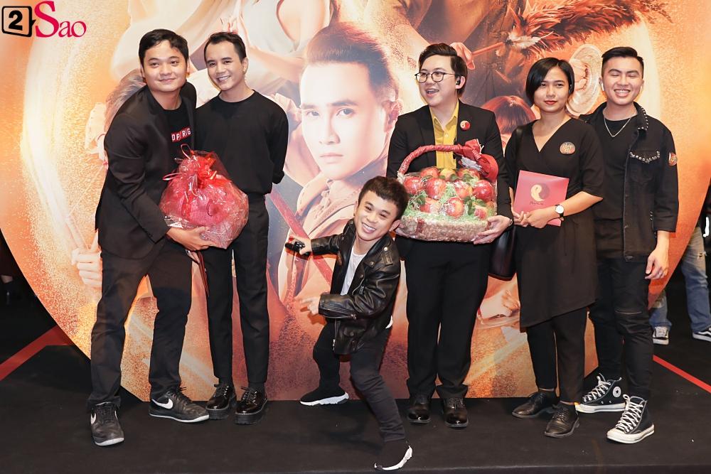 Quang Trung một mình một kiểu diện trang phục cao bồi đi ra mắt phim về pháp sư-12