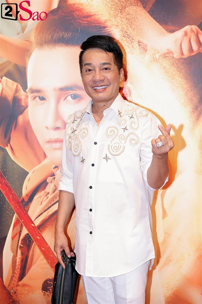 Quang Trung một mình một kiểu diện trang phục cao bồi đi ra mắt phim về pháp sư-16