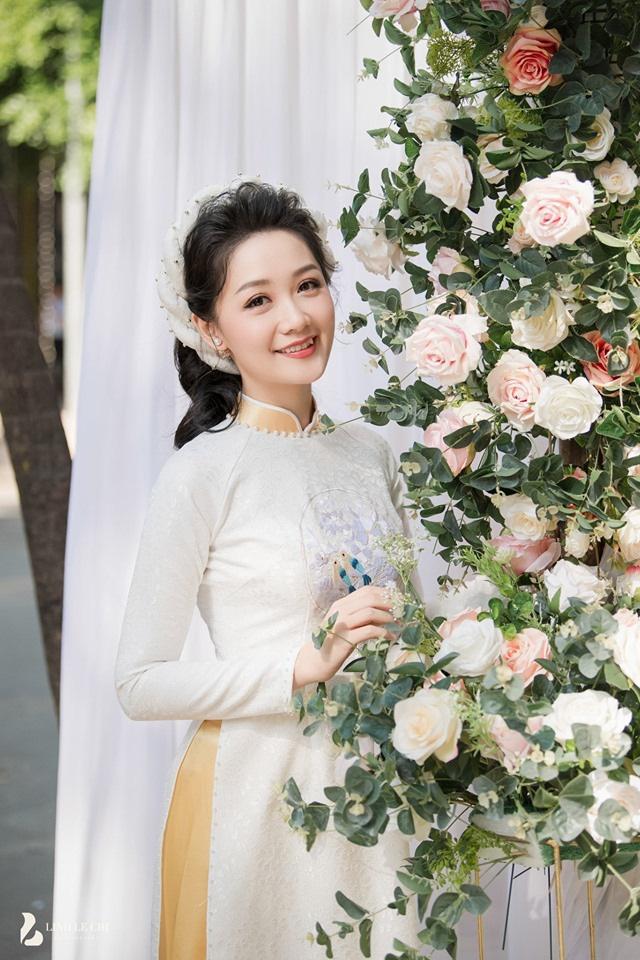 MC thời sự trẻ nhất VTV khoe ảnh lấy chồng, ngoại hình bảnh bao của chú rể bỗng thành tâm điểm-9