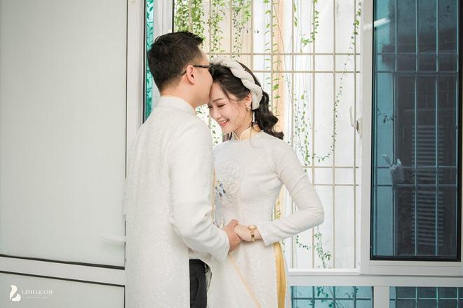 MC thời sự trẻ nhất VTV khoe ảnh lấy chồng, ngoại hình bảnh bao của chú rể bỗng thành tâm điểm-6