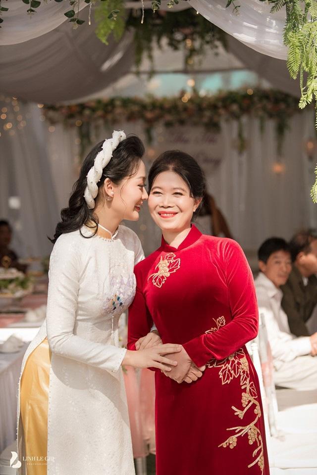 MC thời sự trẻ nhất VTV khoe ảnh lấy chồng, ngoại hình bảnh bao của chú rể bỗng thành tâm điểm-10