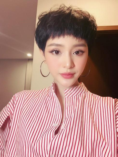 Chán tóc ngắn con trai, Hiền Hồ khác lạ với mái tóc xoăn mì tôm cực đáng yêu-3