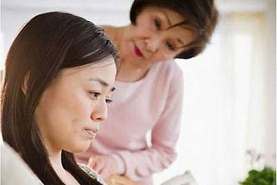 Mẹ anh nhắn 'ngu thì chết' khi tôi mang thai, sau 1 năm bà bỗng đến quỳ gối xin lỗi