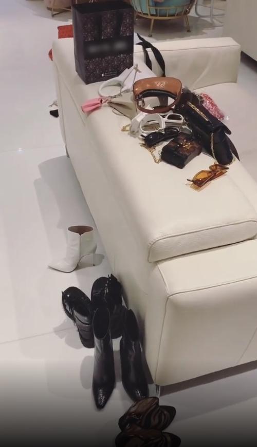 Ngọc Trinh chất quần áo kín bồn tắm, bày bừa hàng hiệu lung tung khắp nhà như giẻ lau-6