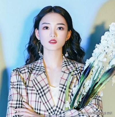 Cô gái xấu xí Cbiz từng gây tranh cãi với mái tóc nham nhở, 10 năm sau hóa thành nàng thơ tóc mây không ai nhận ra-11