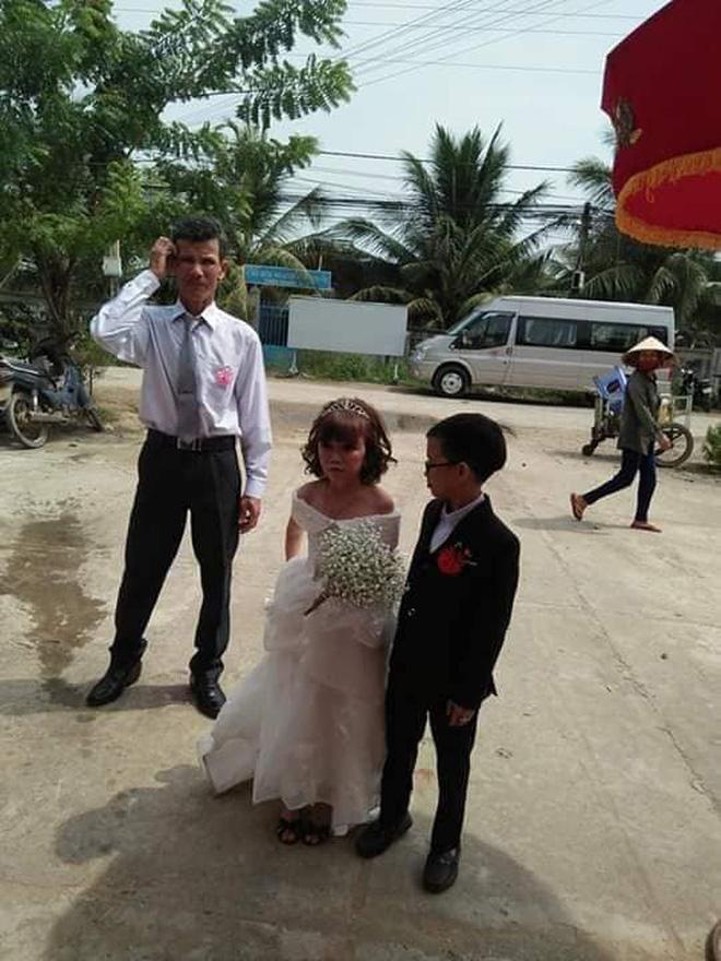 Mạng xã hội xôn xao bàn tán đám cưới của cặp đôi tí hon có thân hình như học sinh lớp 1-1
