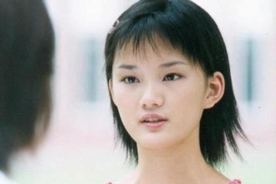 'Cô gái xấu xí' Cbiz từng gây tranh cãi với mái tóc nham nhở, 10 năm sau hóa thành nàng thơ tóc mây không ai nhận ra