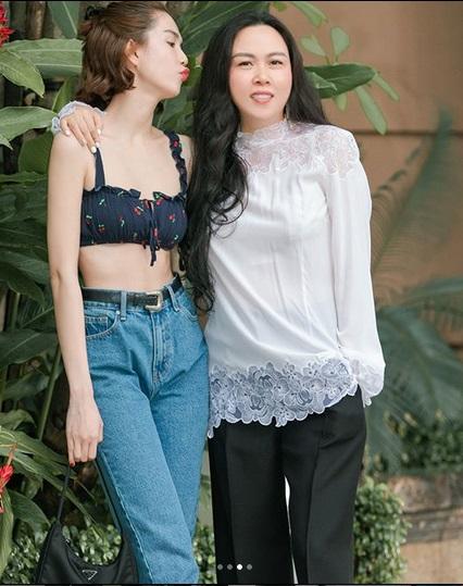 Ngọc Trinh diện áo chỉ che nổi vòng 1 ra phố đối lập Phượng Chanel kín cổng cao tường vẫn bị chê lúa-2