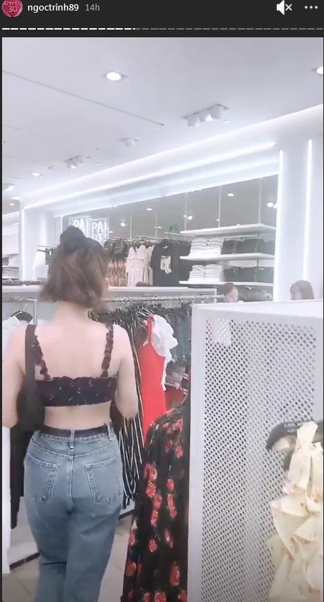 Ngọc Trinh diện áo chỉ che nổi vòng 1 ra phố đối lập Phượng Chanel kín cổng cao tường vẫn bị chê lúa-4
