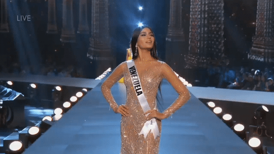 Cú xoay váy lốc xoáy của Khánh Vân tại Miss Universe bị đánh giá vẫn  hiền