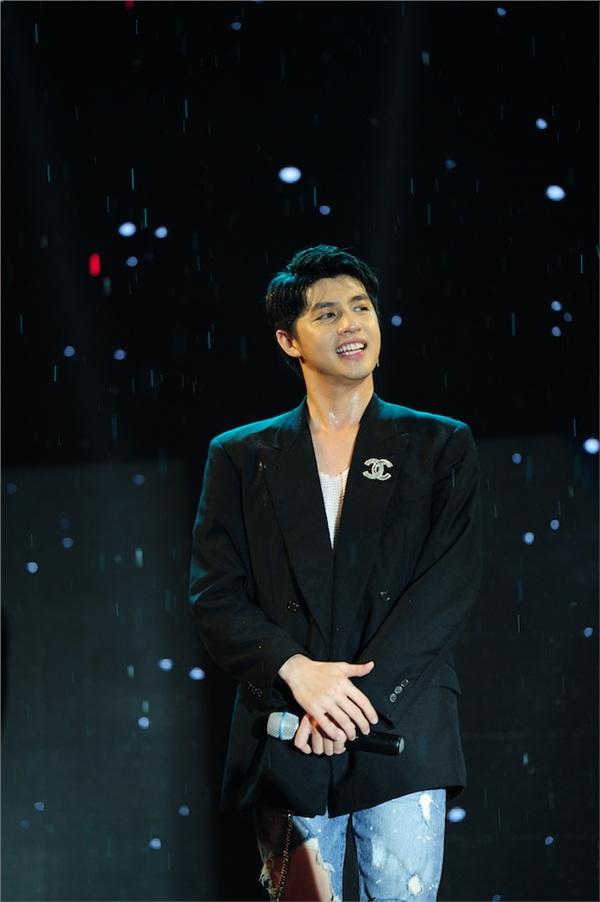 Giả làm fan hòng lừa Noo Phước Thịnh PR chùa, cô gái tiếp thị bị dân mạng mắng không kịp vuốt mặt-5