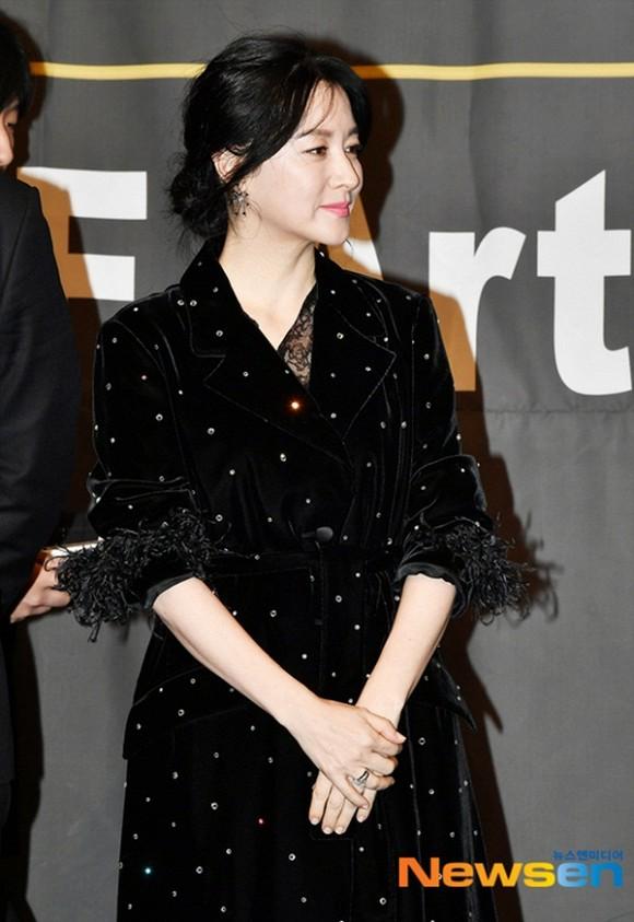 Lee Young Ae khoe vẻ đẹp hoàn hảo tại sự kiện, bảo sao cô luôn được tôn vinh là tượng đài nhan sắc-1