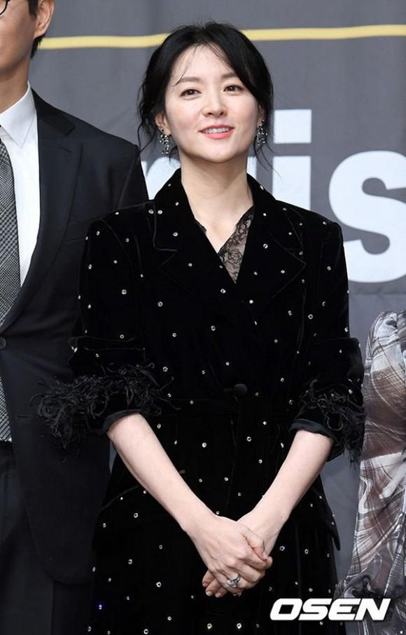 Lee Young Ae khoe vẻ đẹp hoàn hảo tại sự kiện, bảo sao cô luôn được tôn vinh là tượng đài nhan sắc-3
