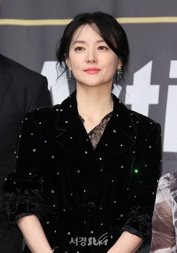 Lee Young Ae khoe vẻ đẹp hoàn hảo tại sự kiện, bảo sao cô luôn được tôn vinh là tượng đài nhan sắc-4