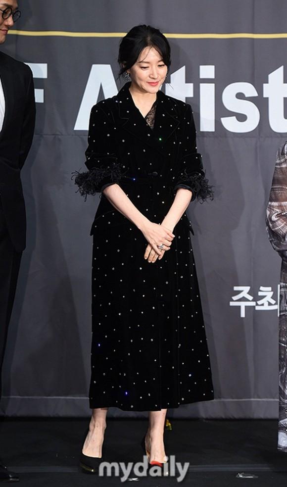 Lee Young Ae khoe vẻ đẹp hoàn hảo tại sự kiện, bảo sao cô luôn được tôn vinh là tượng đài nhan sắc-6