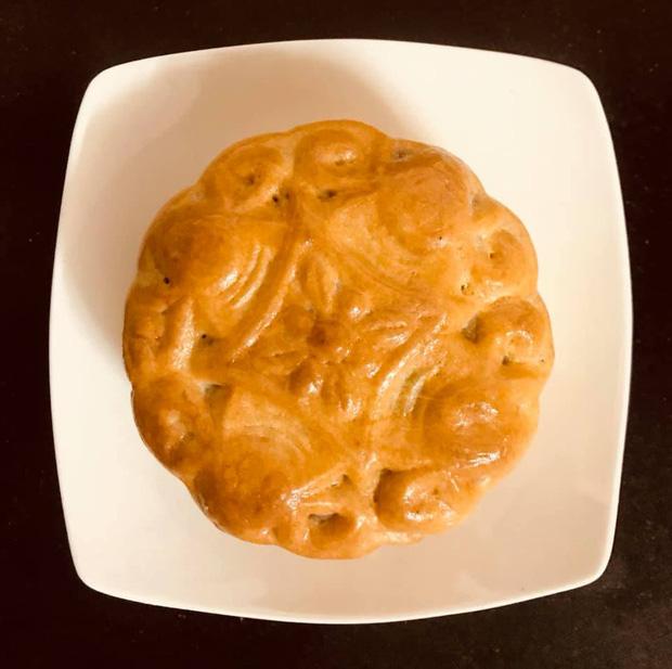 Làm bánh trung thu giữa mùa đông, nghệ sĩ Xuân Hương được cư dân mạng hết lời tán dương vì đã khéo tay lại hay làm-1