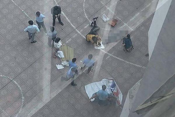 Sinh viên Kiến Trúc nhảy lầu tự tử trúng nam sinh ở dưới: 1 người chết, 1 người thương nặng-1
