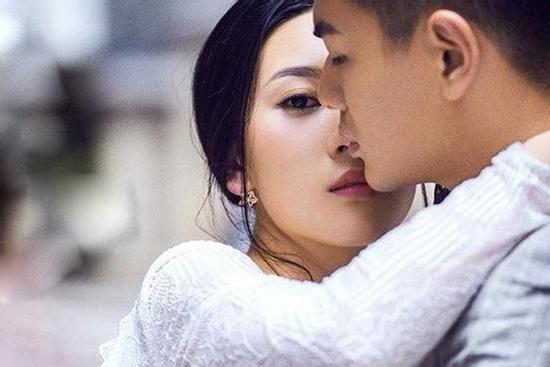 Lần mò truy tìm thủ phạm biến gã chồng khô khan trở nên ngôn tình, cô vợ làm chị em 'ngả nón bái phục'