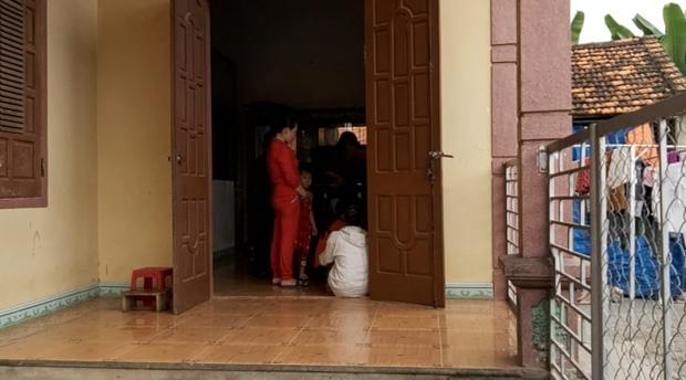 Vụ thi thể nữ sinh lớp 6 nổi trên đập nước: Người bố đau khổ, suy sụp trước cái chết của con-3