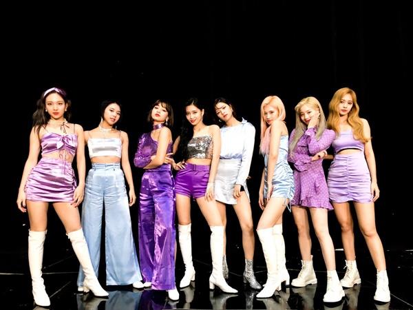 Á quân của BXH không ai khác chính là đại diện của JYP – TWICE. Được mệnh danh “nữ hoàng thế hệ mới”, nhóm liên tục gặt hái thành công ở cả trong và ngoài nước, là một trong những gương mặt KPop thế hệ thứ 3 thành công nhất tại thời điểm này. 9 nữ thần tượng luôn thiết lập kỉ lục mỗi lần trở lại với sản phẩm mới, và cũng chính họ phá vỡ kỉ lục của mình một cách ngoạn mục.