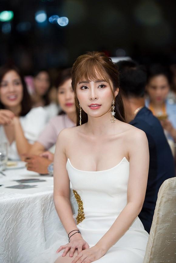 SAO MAKE OVER: Diệu Nhi lộ răng không đều màu - Huyền My thành Na Tra mặt nhọ-7