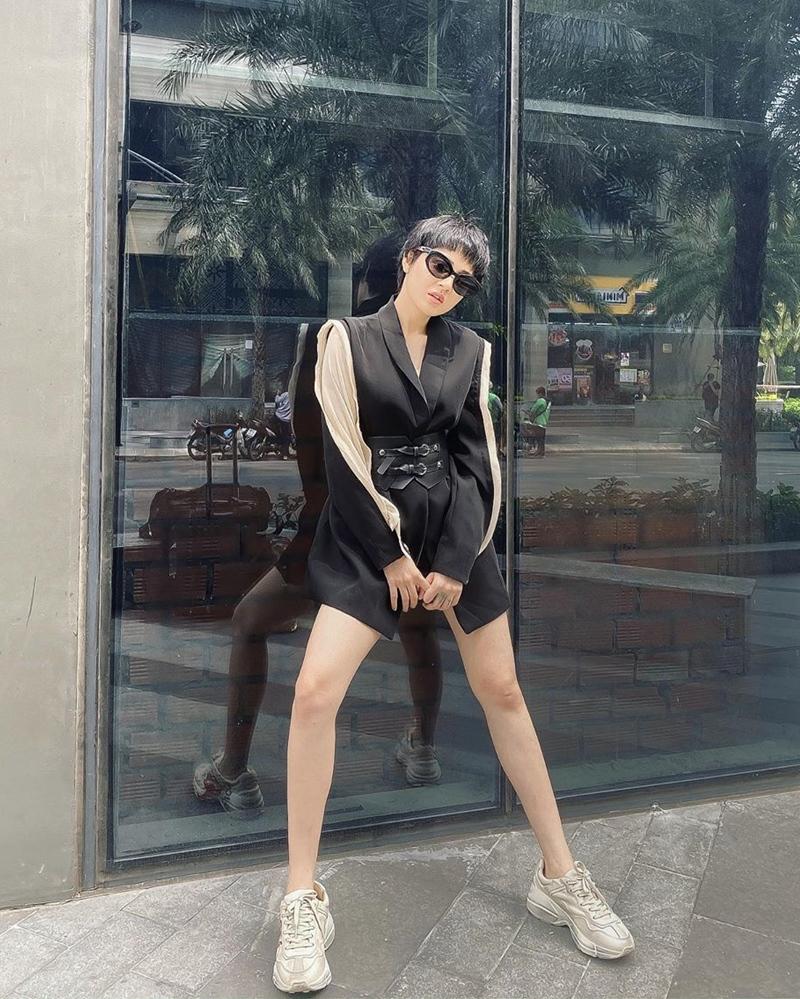 Elly Trần khoe vòng eo 54 cm, Bảo Anh khai thác triệt để đôi chân thon dài-2