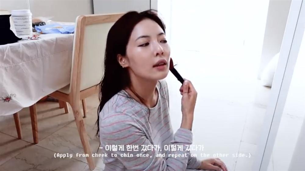 Gương mặt không thể tưởng tượng nổi của HuynA sau khi lột bỏ lớp son phần dầy cộp-4