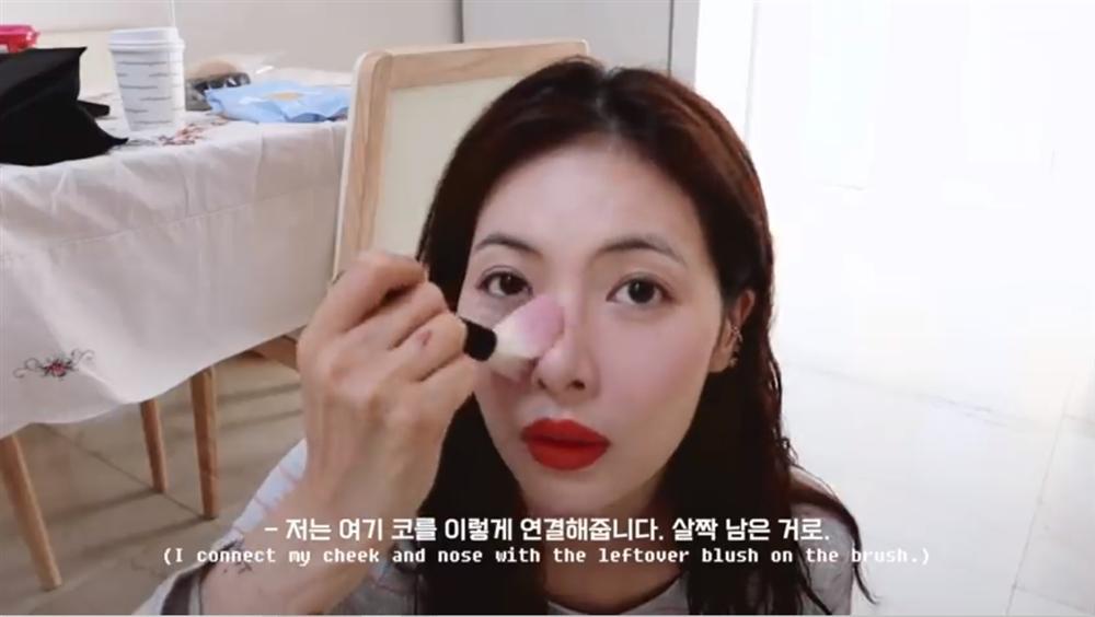 Gương mặt không thể tưởng tượng nổi của HuynA sau khi lột bỏ lớp son phần dầy cộp-6