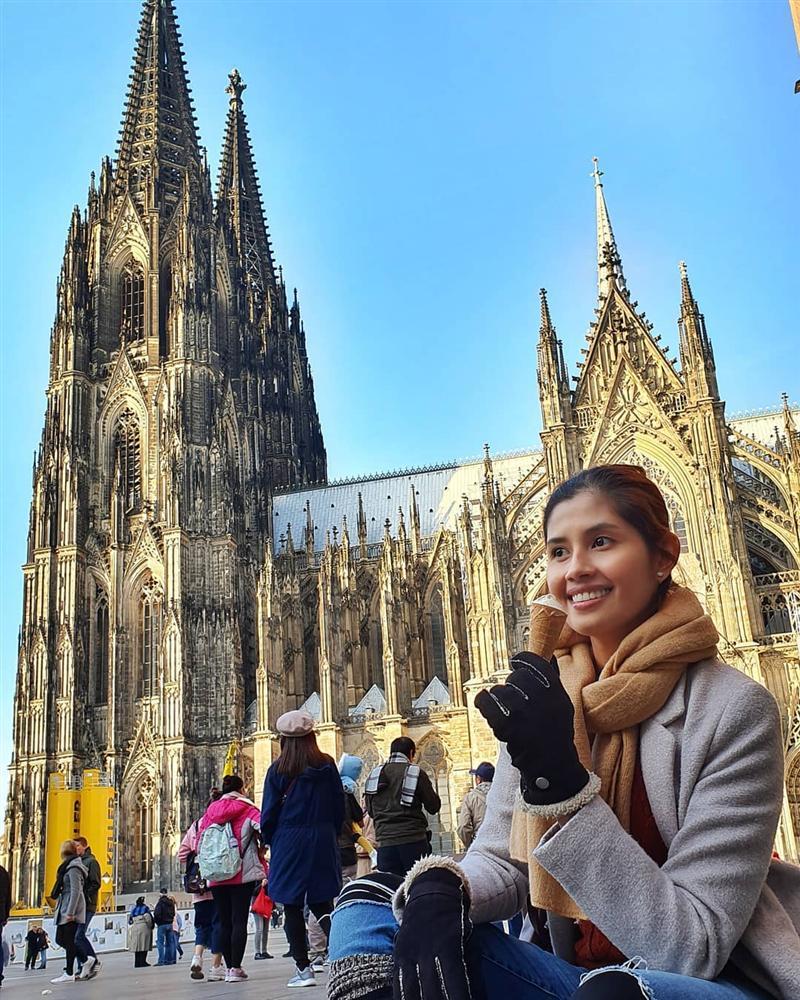 Bản tin Hoa hậu Hoàn vũ 7/11: NTK Thủy Nguyễn vén quần Á hậu Lệ Hằng trong tư thế không thể đỡ nổi-6