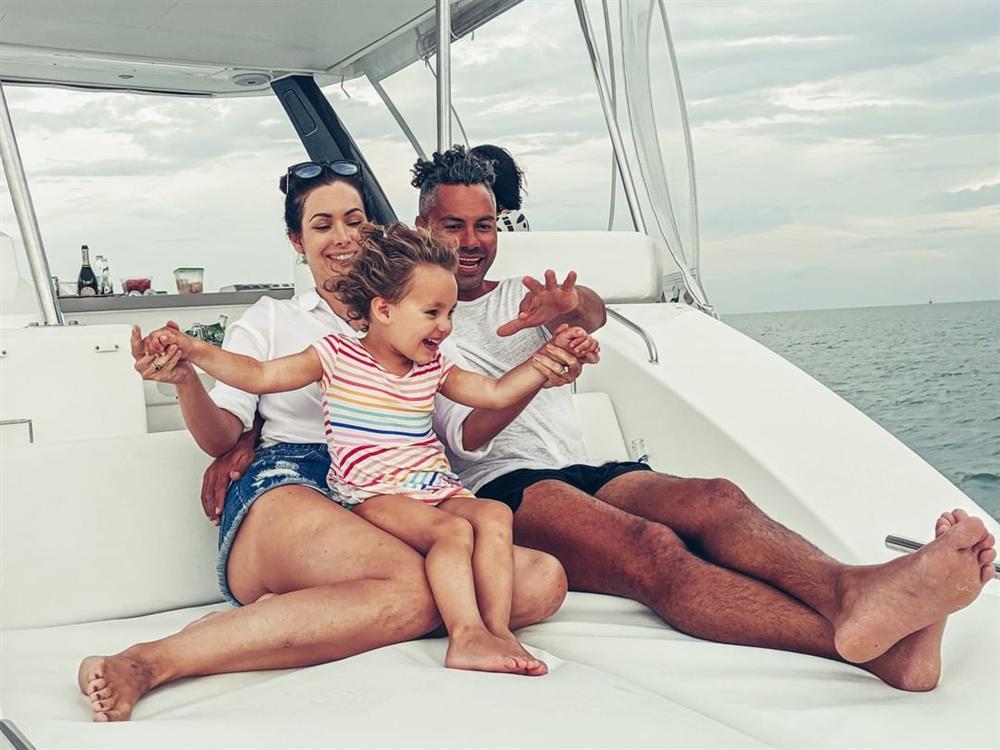 Bản tin Hoa hậu Hoàn vũ 7/11: NTK Thủy Nguyễn vén quần Á hậu Lệ Hằng trong tư thế không thể đỡ nổi-2