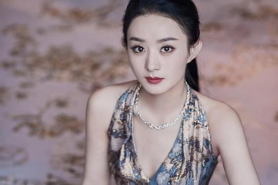 Triệu Lệ Dĩnh xuất hiện đẹp ngỡ ngàng, khoe thân hình gọn gàng như chưa từng sinh nở