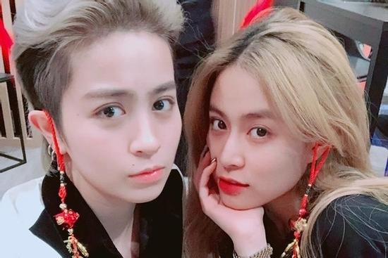 Hoàng Thùy Linh và Gil Lê đi chơi cùng nhóm bạn nổi tiếng