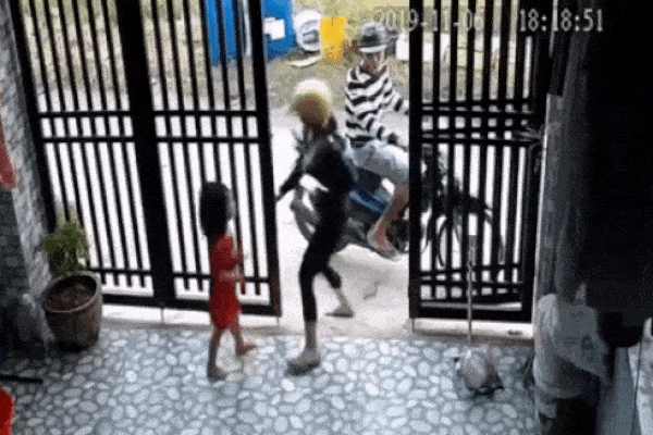 Clip: Cướp hung hãn giật túi xách làm cô gái trẻ ngã sấp mặt xuống đường ở Sài Gòn-2