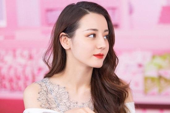Địch Lệ Nhiệt Ba khoe nhan sắc hàng đầu showbiz