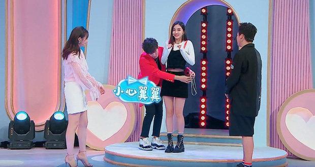 Mẹ bỉm sữa AngelaBaby gây choáng với số đo vòng eo siêu nhỏ-1