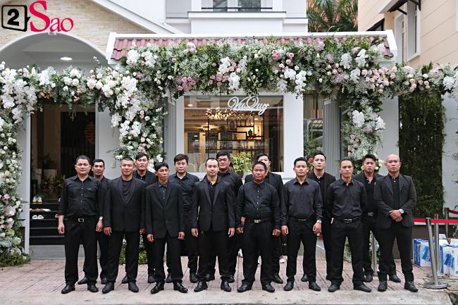 Dàn vệ sĩ áo đen xuất hiện tại nhà Đông Nhi từ sáng sớm-3