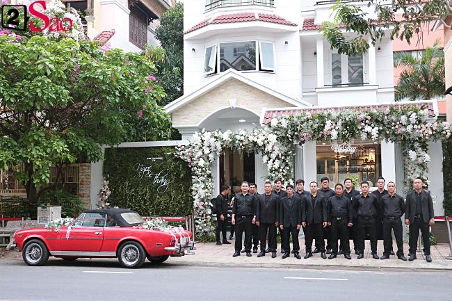 Dàn vệ sĩ áo đen xuất hiện tại nhà Đông Nhi từ sáng sớm-4