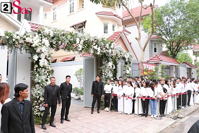 Hàng trăm fans diện sơ mi trắng - áo dài trắng đến chúc mừng cô dâu-1