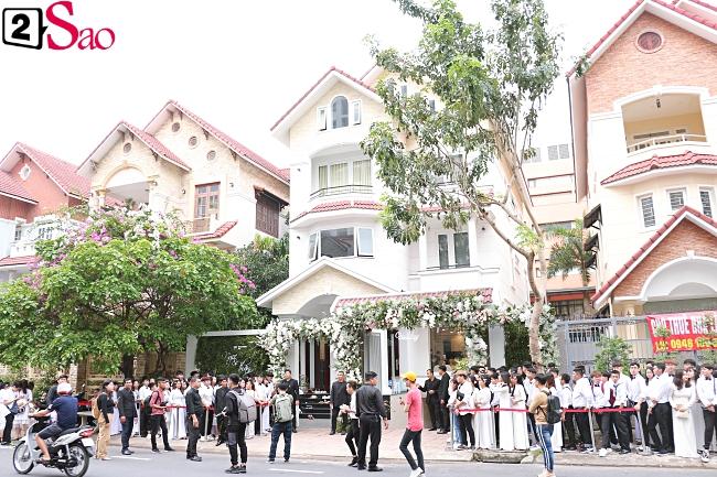 Hàng trăm fans diện sơ mi trắng - áo dài trắng đến chúc mừng cô dâu-2