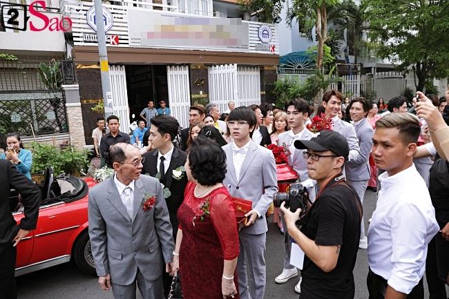 Ông Cao Thắng và dàn phù rể phải thực hiện thử thách trước khi tiến vào nhà Đông Nhi-1