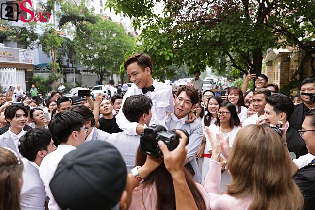 Ông Cao Thắng và dàn phù rể phải thực hiện thử thách trước khi tiến vào nhà Đông Nhi-4