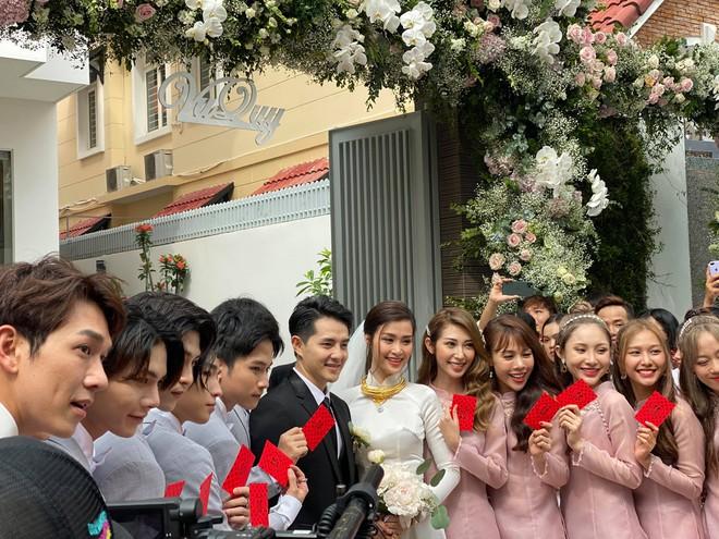 Danh tính không phải dạng vừa của dàn gái xinh bê tráp trong đám hỏi của Đông Nhi và Ông Cao Thắng-1