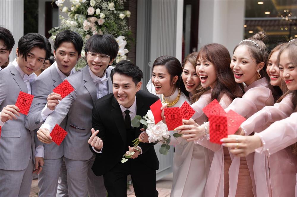 Đôi uyên ương chụp hình cùng phù dâu, phù rể-2