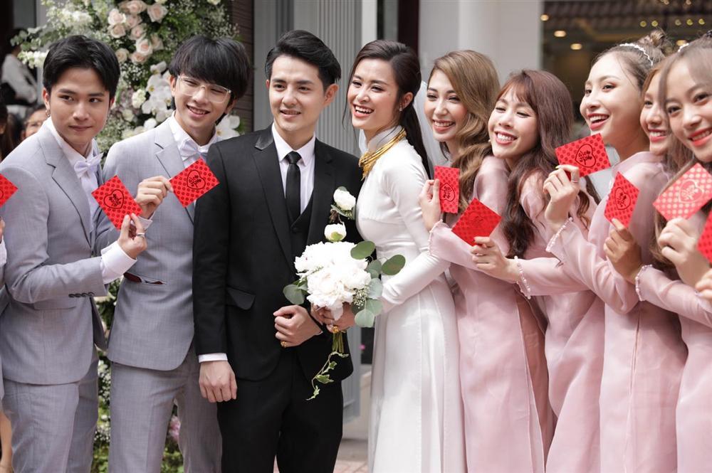Đôi uyên ương chụp hình cùng phù dâu, phù rể-1