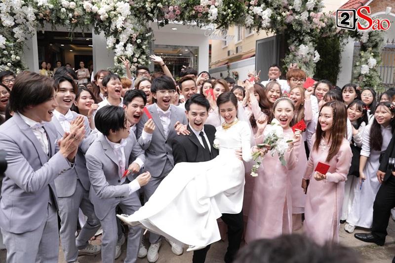 Ông Cao Thắng hôn Đông Nhi, bế bổng bà xã-2